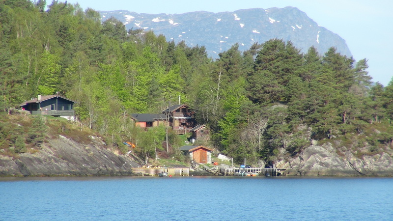norske domy na brehu fjordu