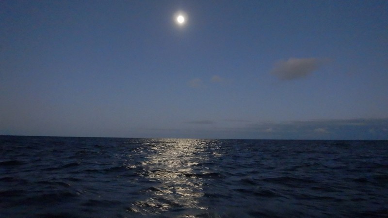 mesic v uplnku na mori