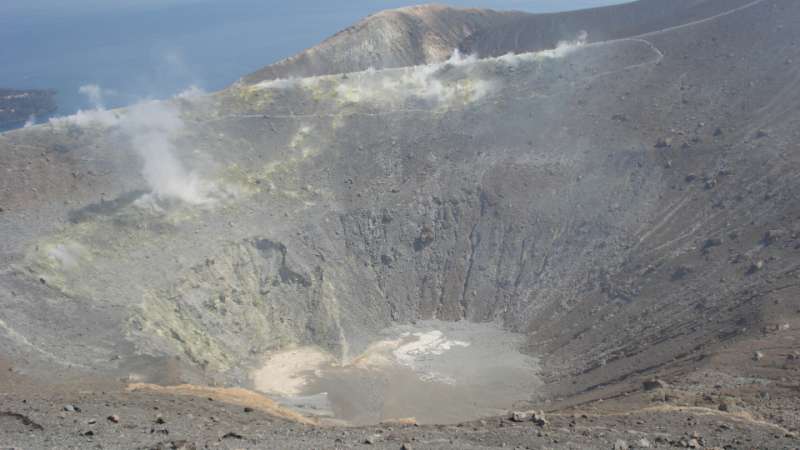 ostrov vulcano krater
