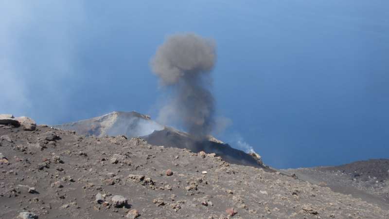 erupce stromobli pozorovani z vrcholu sopky