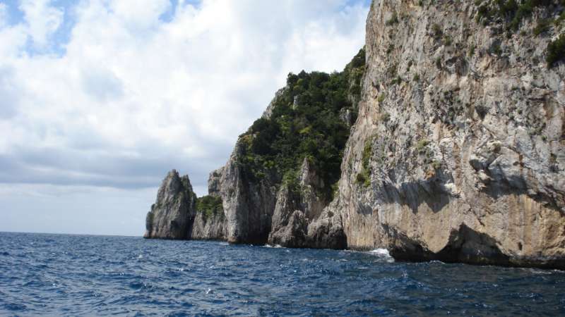 ostrov capri na lodi