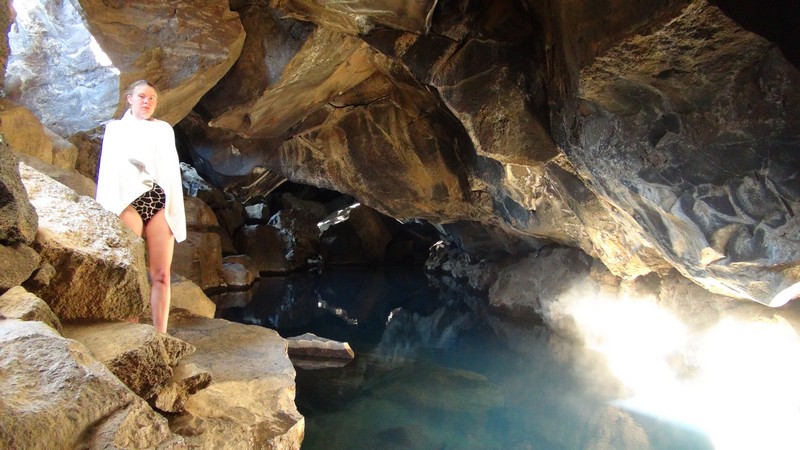 island horka koupel v jeskyni gjotagja