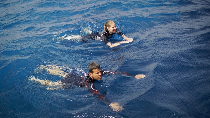plavani v mori v neoprenech