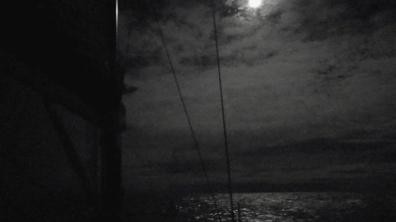 v noci na plachetnici
